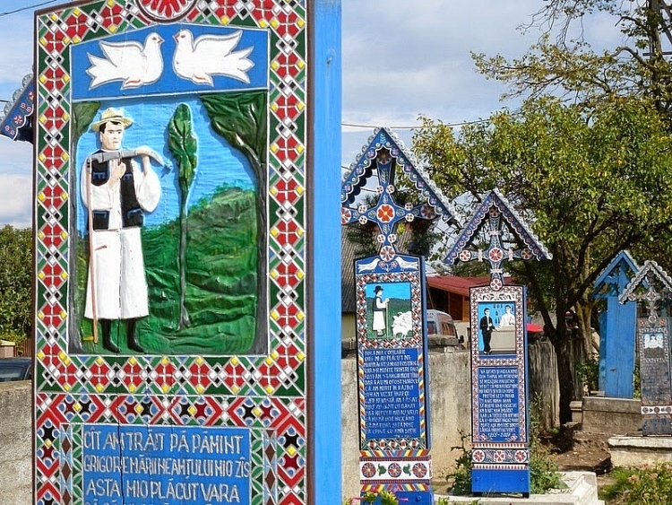 Nghĩa trang “vui vẻ” ở Romania - Ảnh 6.