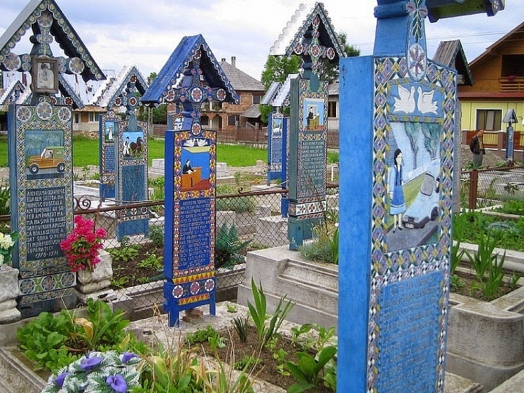 Nghĩa trang “vui vẻ” ở Romania - Ảnh 8.