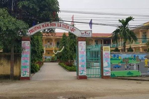 Bé gái 3 tuổi ở Thanh Hóa bị bỏ quên trong nhà vệ sinh trường học - Ảnh 1.