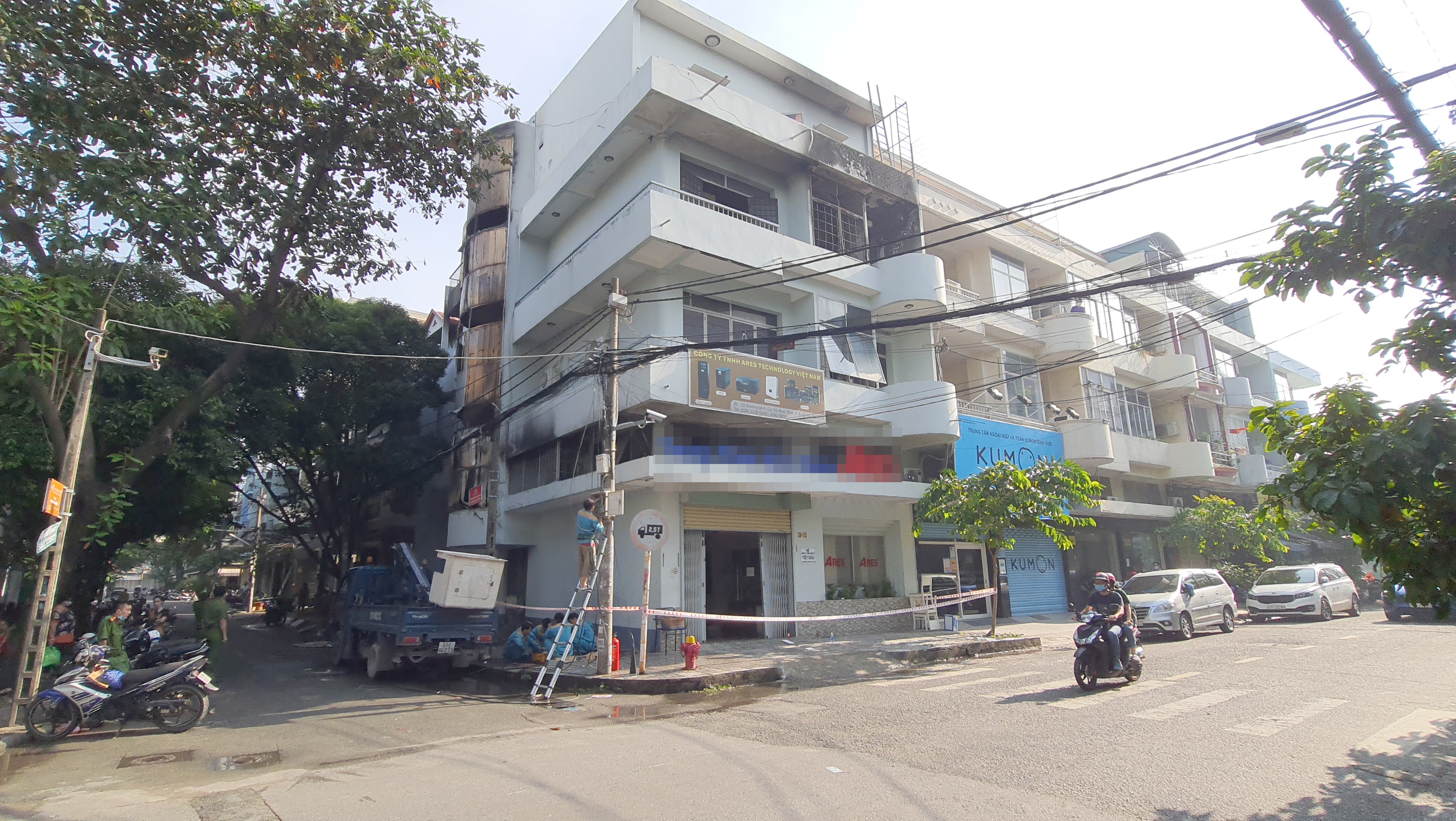 6 người kẹt trong căn nhà 5 tầng cháy ngùn ngụt ở Sài Gòn - Ảnh 3.