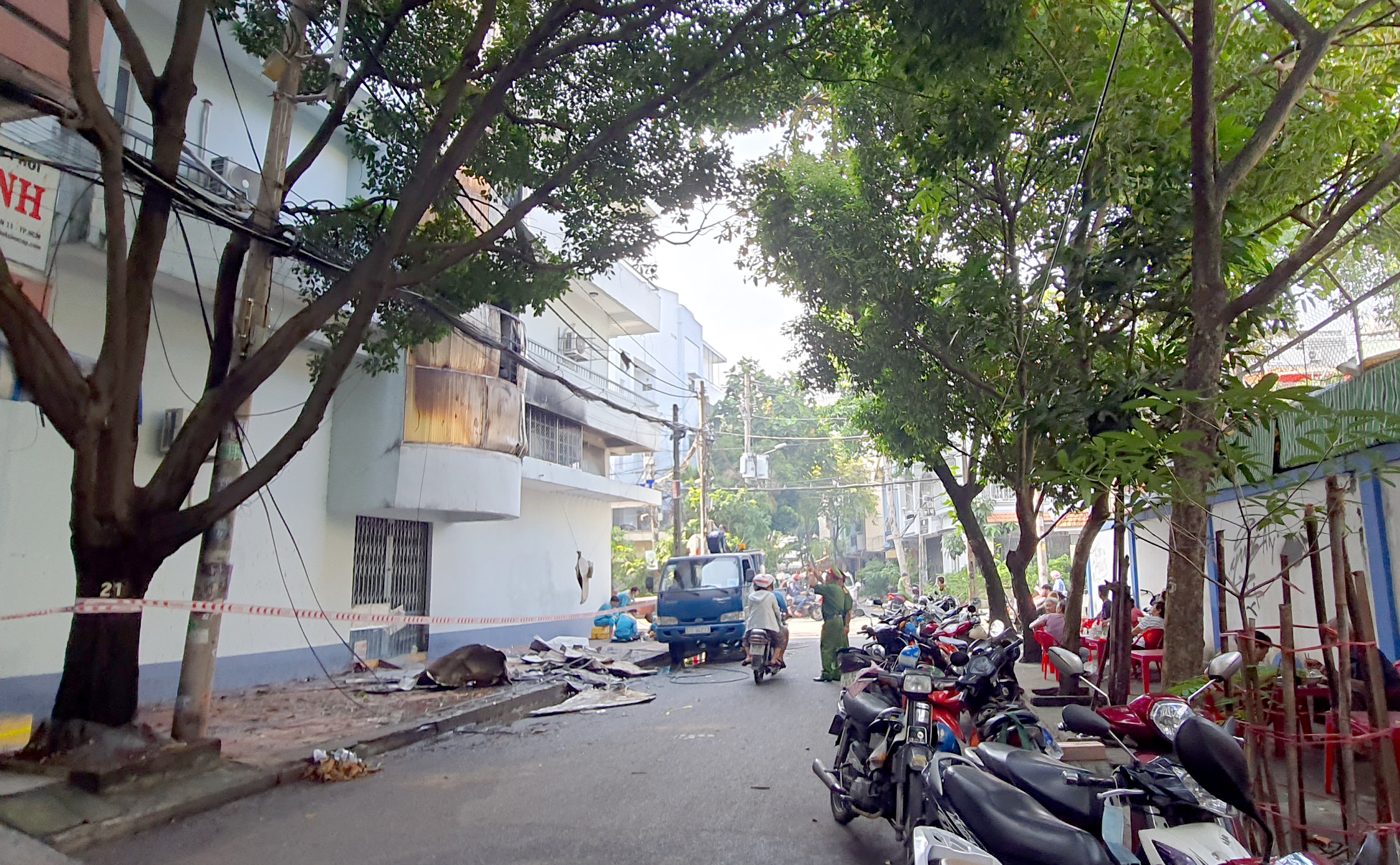 6 người kẹt trong căn nhà 5 tầng cháy ngùn ngụt ở Sài Gòn - Ảnh 4.