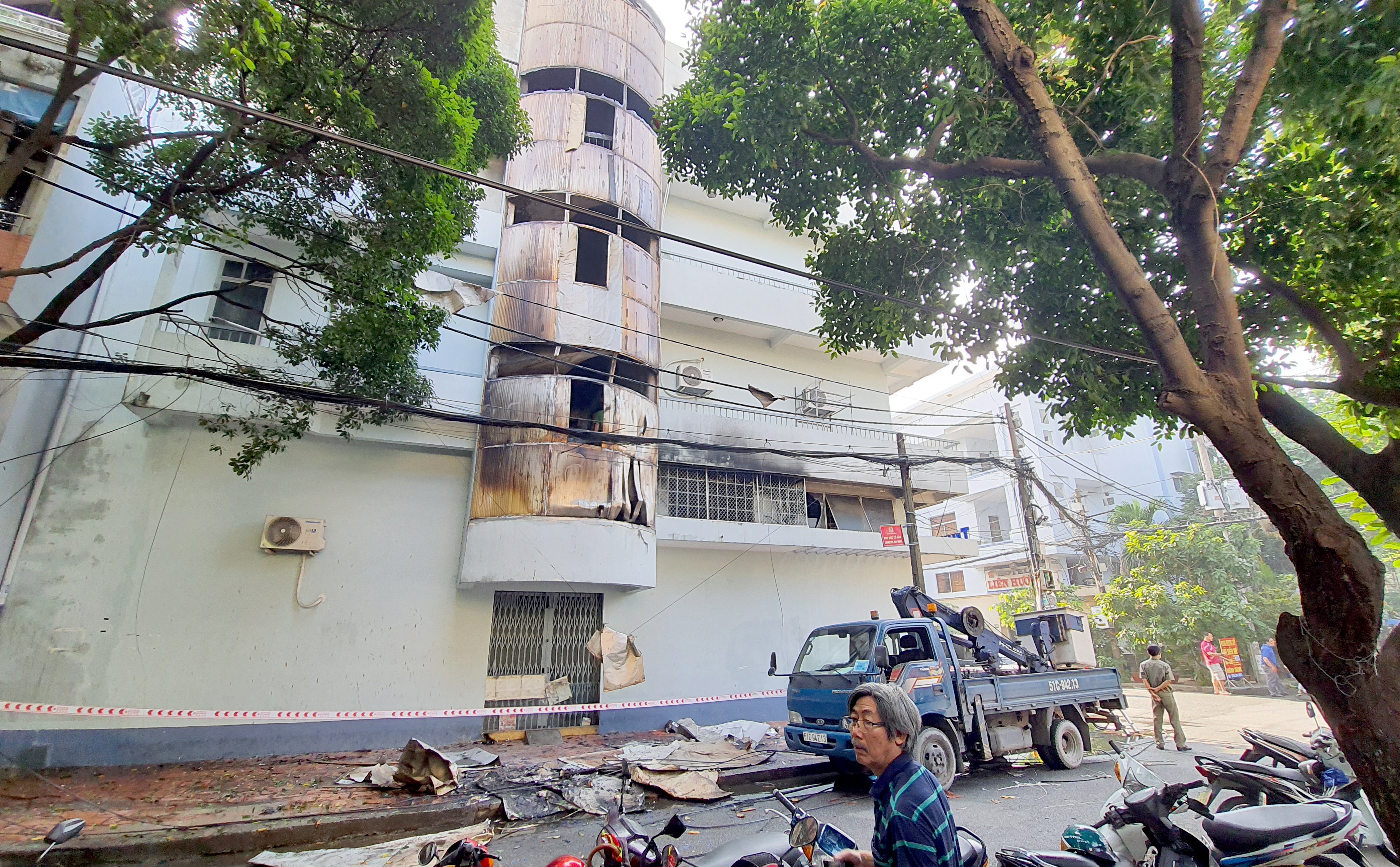 6 người kẹt trong căn nhà 5 tầng cháy ngùn ngụt ở Sài Gòn - Ảnh 5.