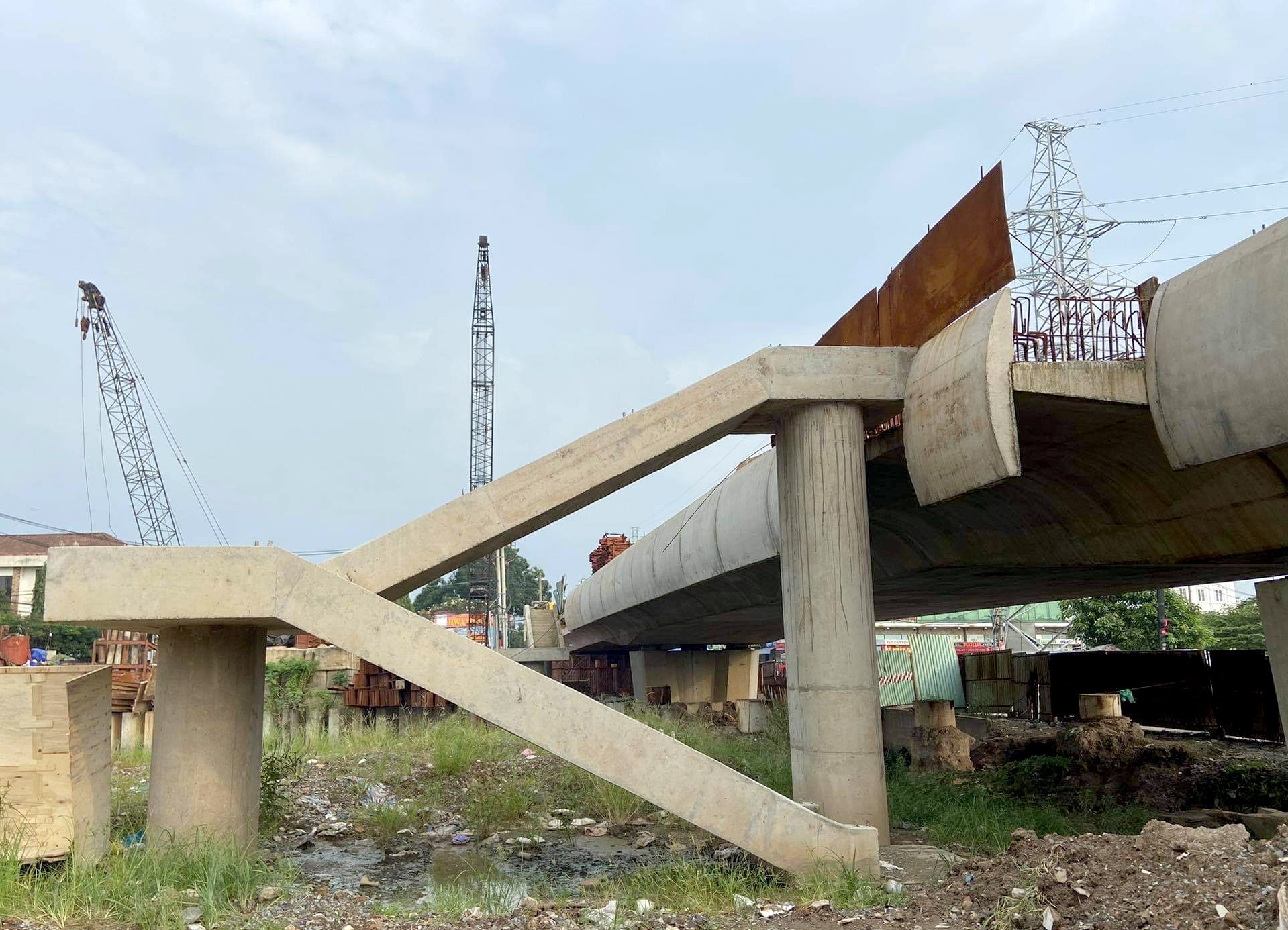 Những cây cầu trăm tỷ “xây mãi chưa xong” tại TP HCM - Ảnh 5.