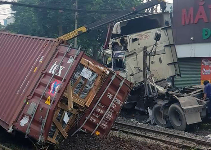 Xe container bị tàu hỏa đâm gãy đôi - Ảnh 1.