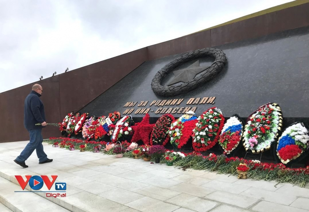 Người dân Nga xúc động viếng thăm tượng đài Người lính Xô-viết ở Rzhev - Ảnh 2.