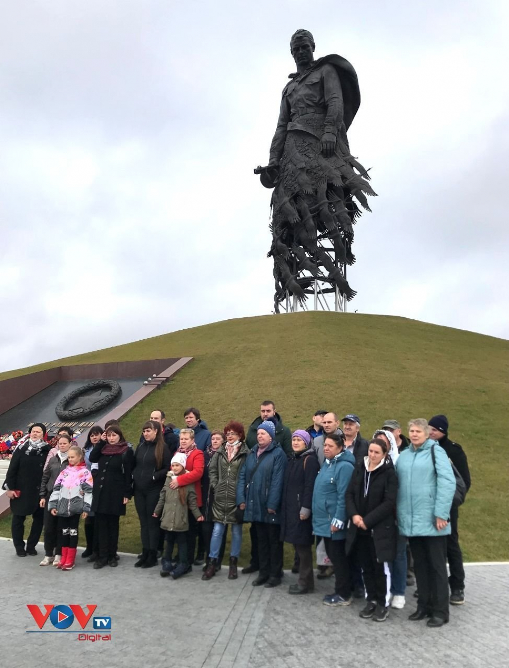 Người dân Nga xúc động viếng thăm tượng đài Người lính Xô-viết ở Rzhev - Ảnh 5.