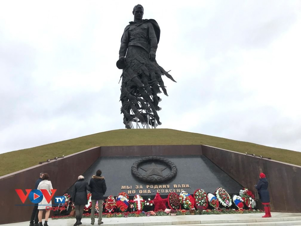 Người dân Nga xúc động viếng thăm tượng đài Người lính Xô-viết ở Rzhev - Ảnh 1.