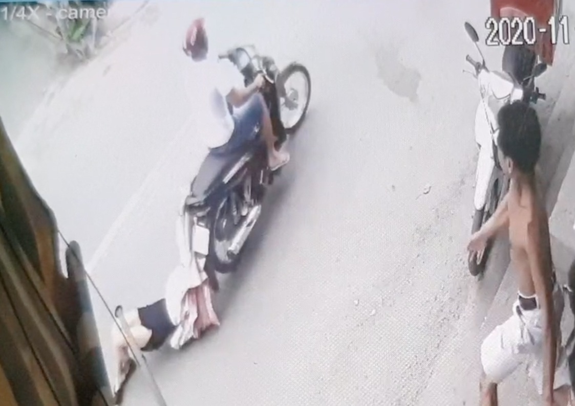 Tên cướp kéo lê cô gái hơn 500m trên đường phố Sài Gòn - Ảnh 1.