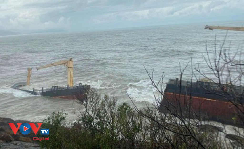 Ứng phó sự cố tràn dầu trên tàu Jakarta gãy đôi ở Thừa Thiên Huế - Ảnh 1.