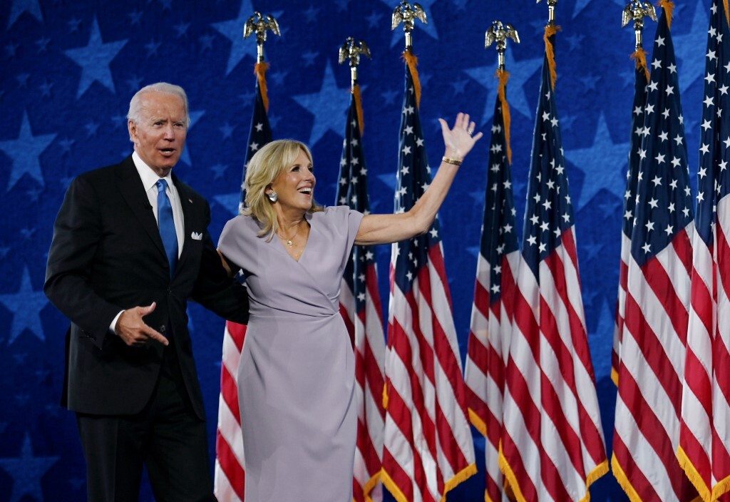 Vợ chồng Joe Biden mặc ăn ý khi sánh đôi - Ảnh 3.