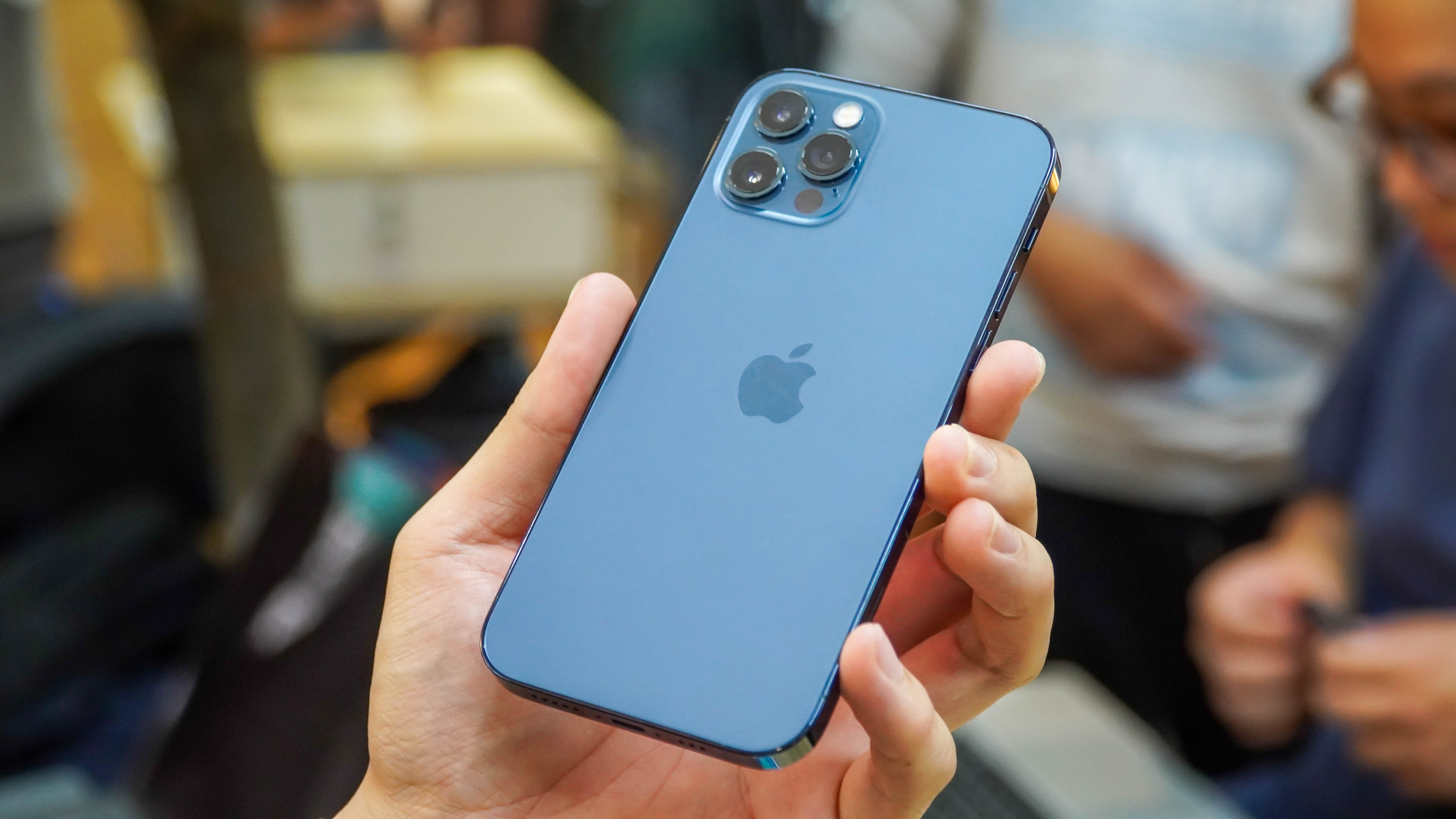 iPhone 12 Pro Hàn Quốc về Việt Nam, giá giảm chạm đáy - Ảnh 1.