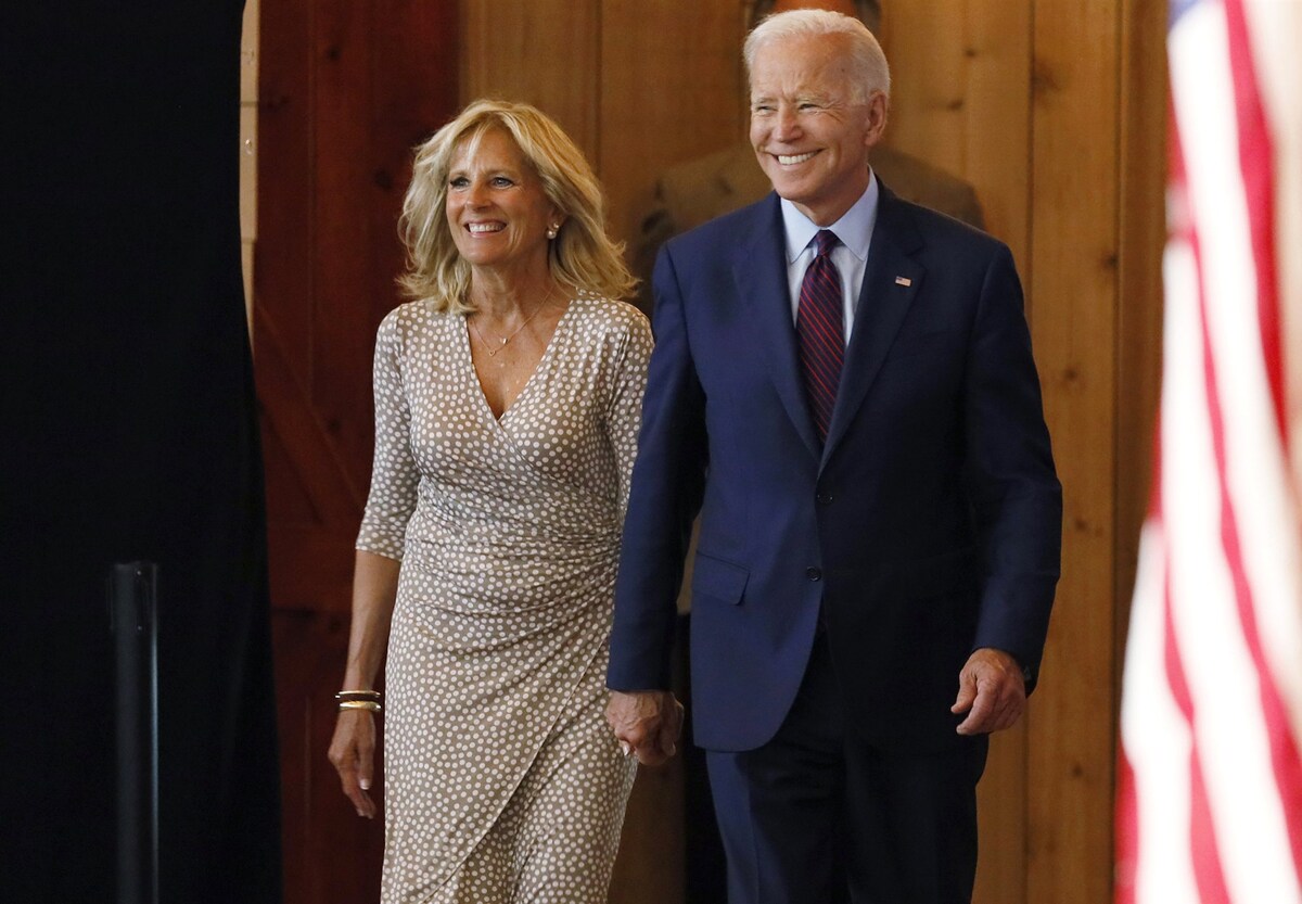 Vợ chồng Joe Biden mặc ăn ý khi sánh đôi - Ảnh 1.
