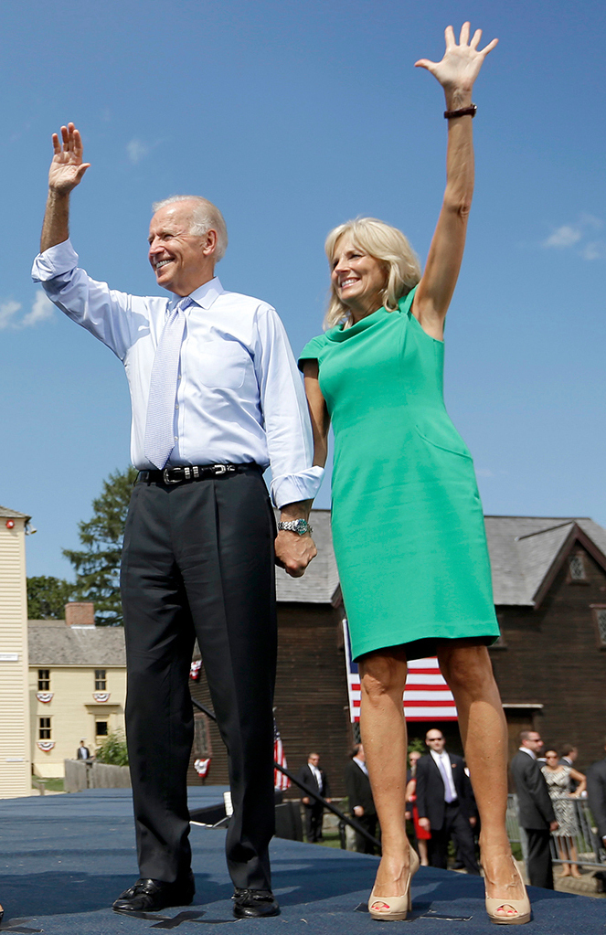 Vợ chồng Joe Biden mặc ăn ý khi sánh đôi - Ảnh 2.
