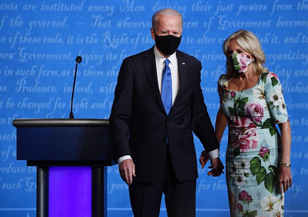 Vợ chồng Joe Biden mặc ăn ý khi sánh đôi - Ảnh 7.
