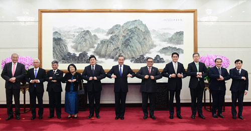 Ngoại trưởng Trung Quốc Vương Nghị gặp gỡ Đại sứ 10 nước ASEAN. Ảnh: Bộ Ngoại giao Trung Quốc