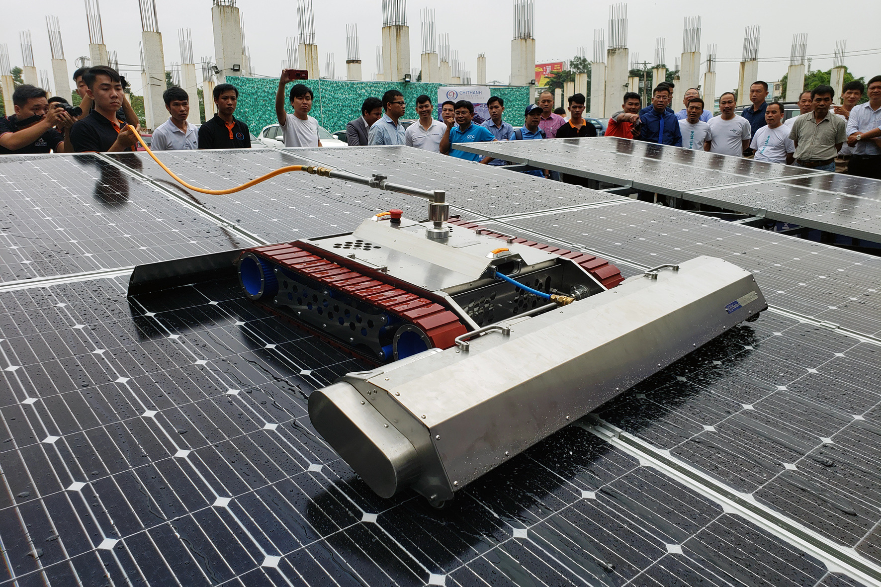 Doanh nghiệp Việt chế tạo thành công robot vệ sinh tấm pin năng lượng mặt trời - Ảnh 1.