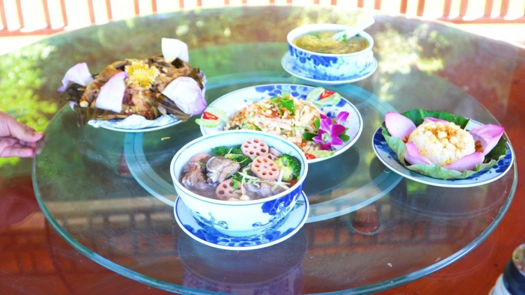 Du khách thích thú với trà, ẩm thực từ sen tươi giữa mùa Thu ở Ninh Bình - Ảnh 10.