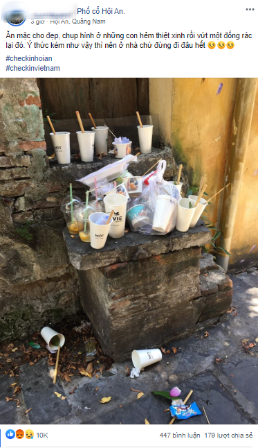 Khách du lịch xả rác ở trên đường Phố cổ Hội An