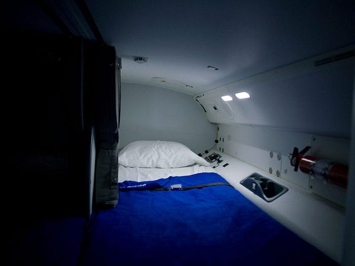Soi cận cảnh chỗ nghỉ của các tiếp viên và phi công trên máy bay, có khi họ đang nằm ngủ ngay… dưới chân bạn đấy! - Ảnh 19.