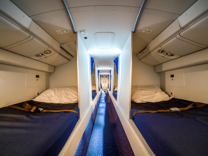Soi cận cảnh chỗ nghỉ của các tiếp viên và phi công trên máy bay, có khi họ đang nằm ngủ ngay… dưới chân bạn đấy! - Ảnh 23.