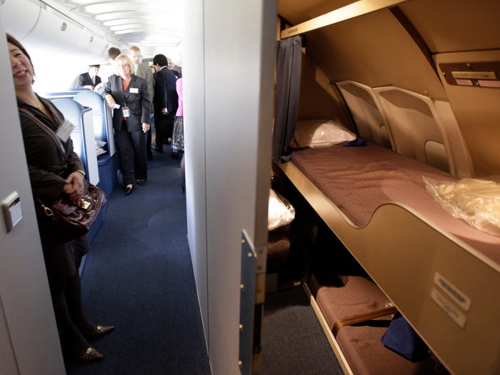 Soi cận cảnh chỗ nghỉ của các tiếp viên và phi công trên máy bay, có khi họ đang nằm ngủ ngay… dưới chân bạn đấy! - Ảnh 3.