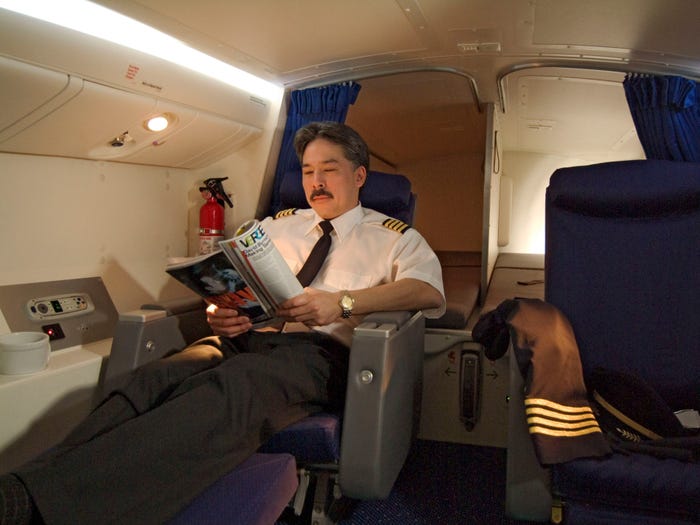 Soi cận cảnh chỗ nghỉ của các tiếp viên và phi công trên máy bay, có khi họ đang nằm ngủ ngay… dưới chân bạn đấy! - Ảnh 15.