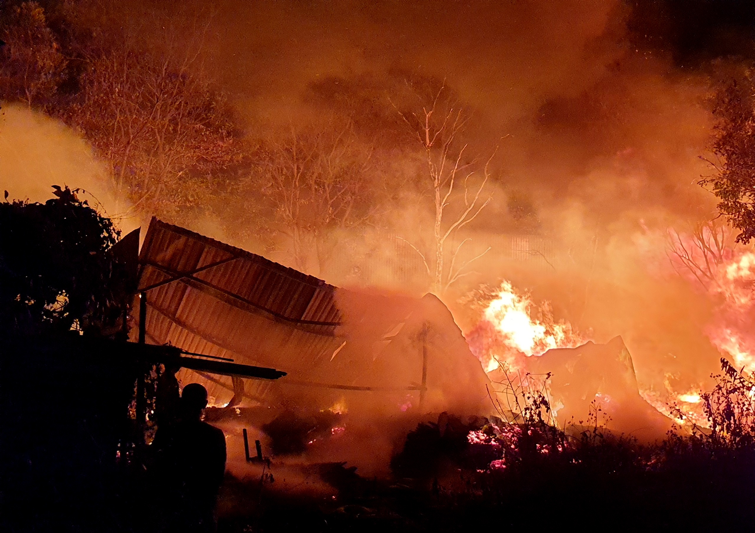 Cơ sở pallet cháy dữ dội trong đêm, gần 1.000m2 nhà xưởng đổ sập - Ảnh 1.
