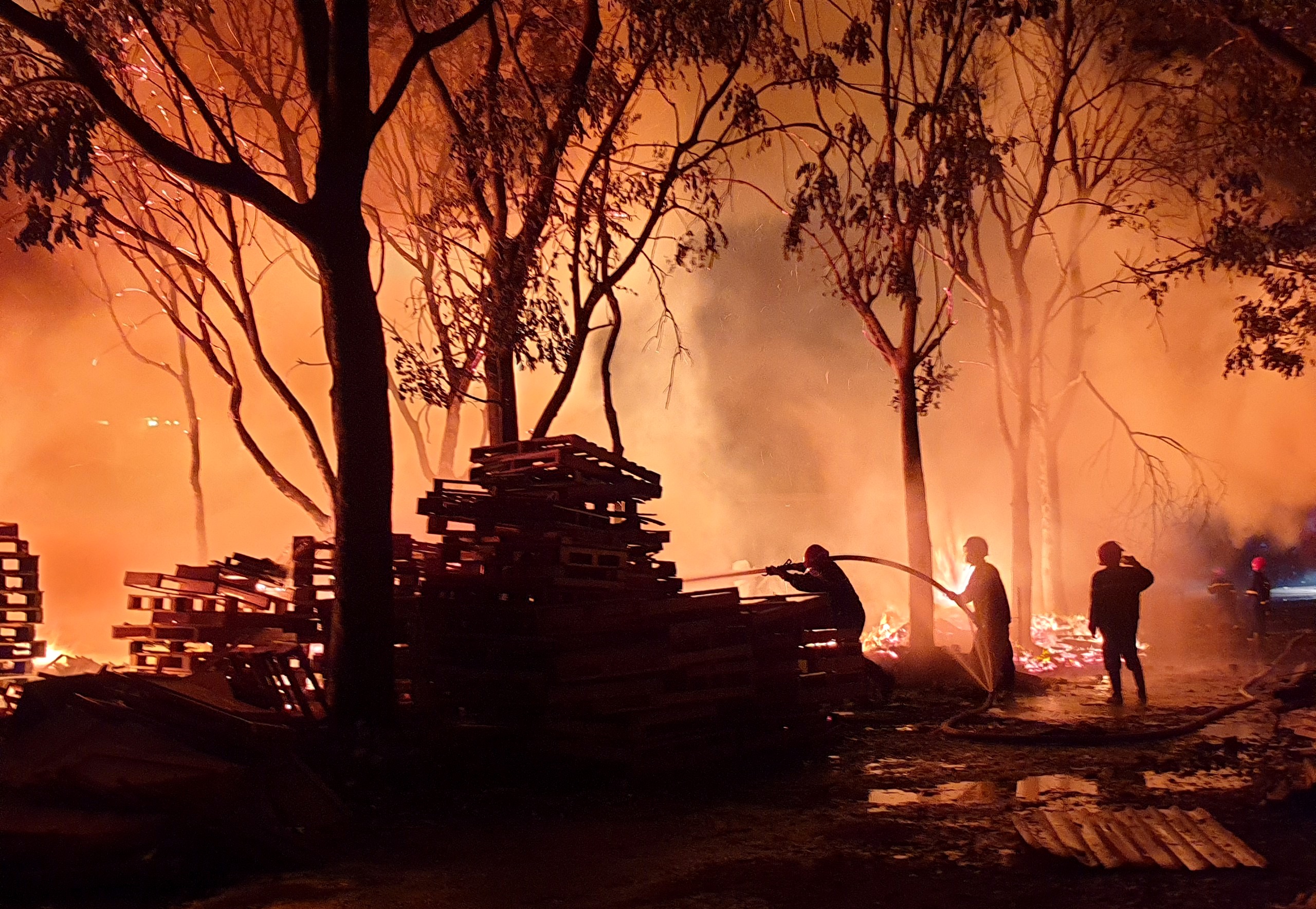 Cơ sở pallet cháy dữ dội trong đêm, gần 1.000m2 nhà xưởng đổ sập - Ảnh 3.