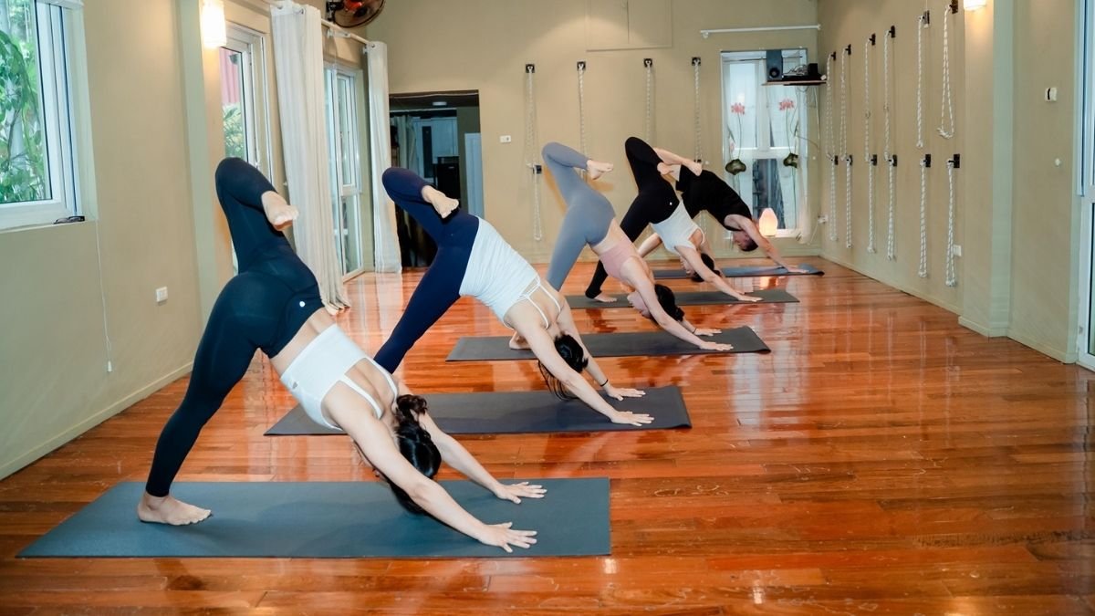 Theo chân cô nàng văn phòng trải nghiệm một buổi tập Yoga - Ảnh 7.