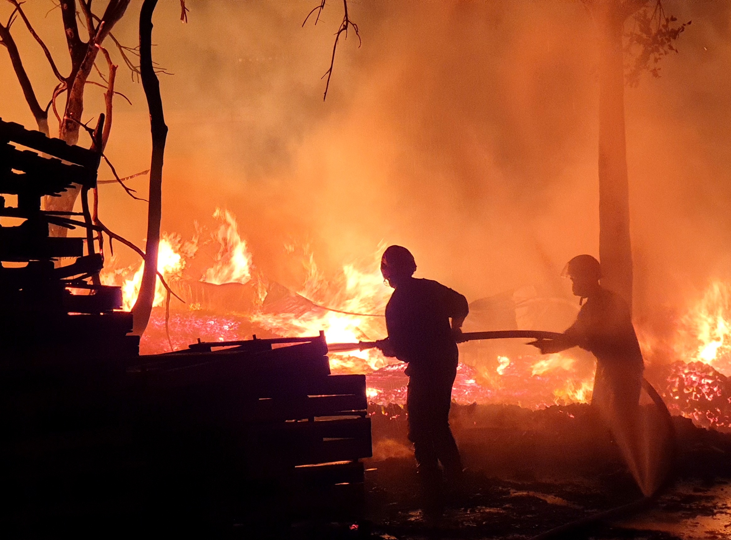 Cơ sở pallet cháy dữ dội trong đêm, gần 1.000m2 nhà xưởng đổ sập - Ảnh 4.