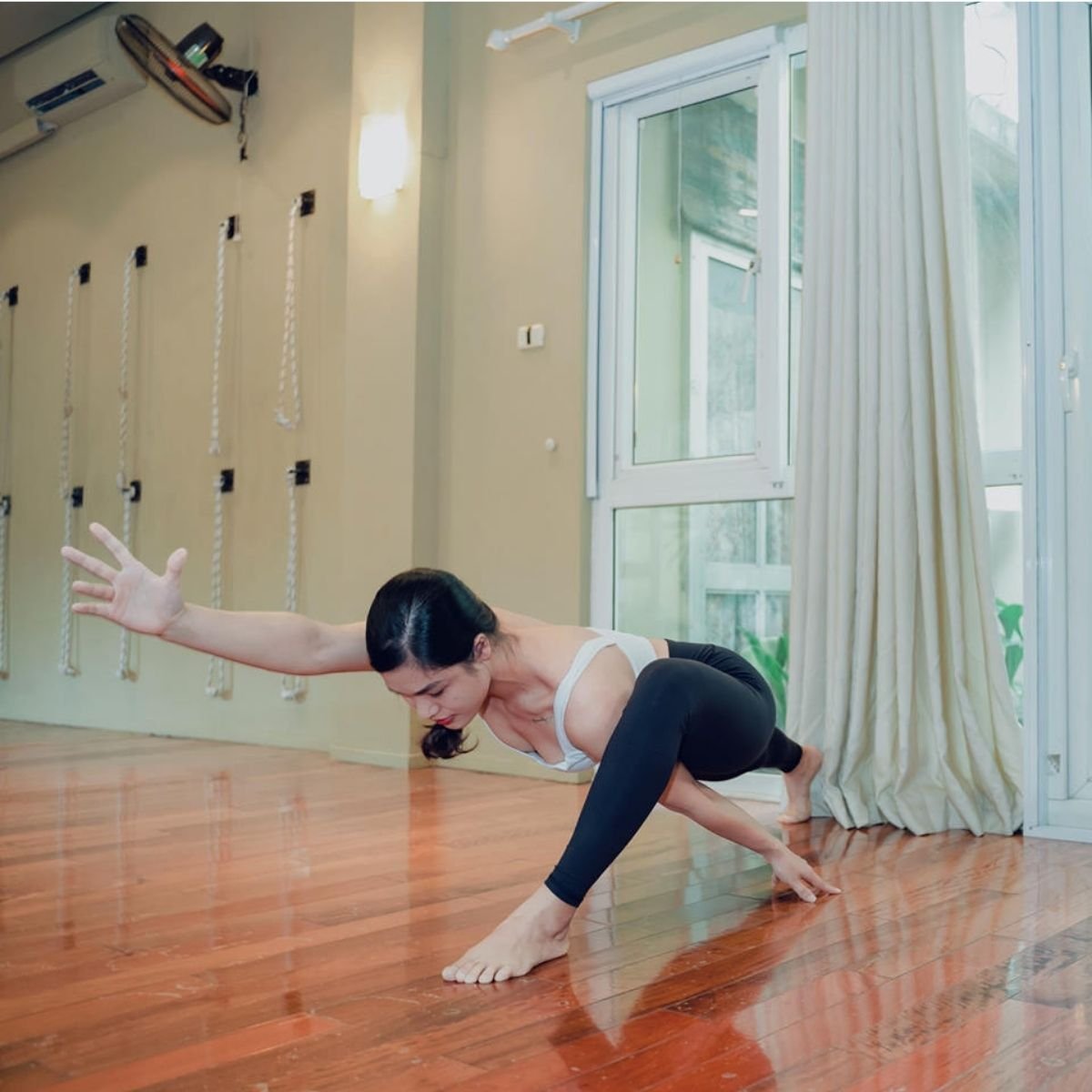 Theo chân cô nàng văn phòng trải nghiệm một buổi tập Yoga - Ảnh 14.