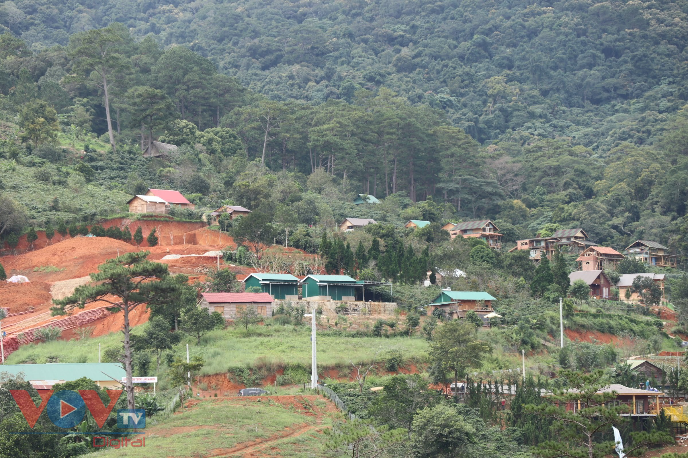 ảnh 1. làng biệt thự xây dựng trái phép dưới chân núi Voi, tại tiểu khu 268, xã Hiệp An, huyện Đức Trọng, tỉnh Lâm Đồng.jpg