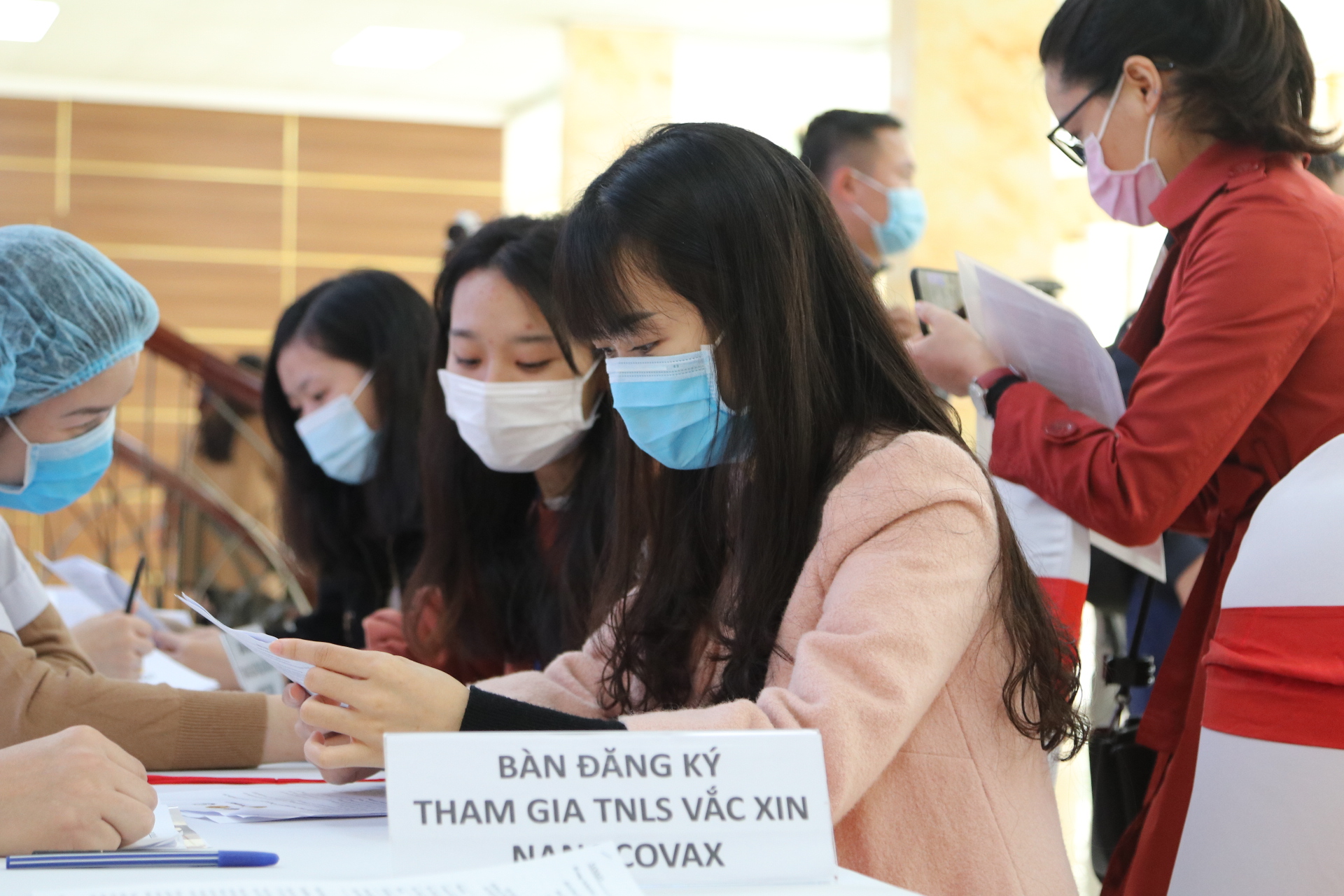 Việt Nam là một trong 40 quốc gia đã thử nghiệm vaccine ngừa Covid-19 trên người - Ảnh 1.