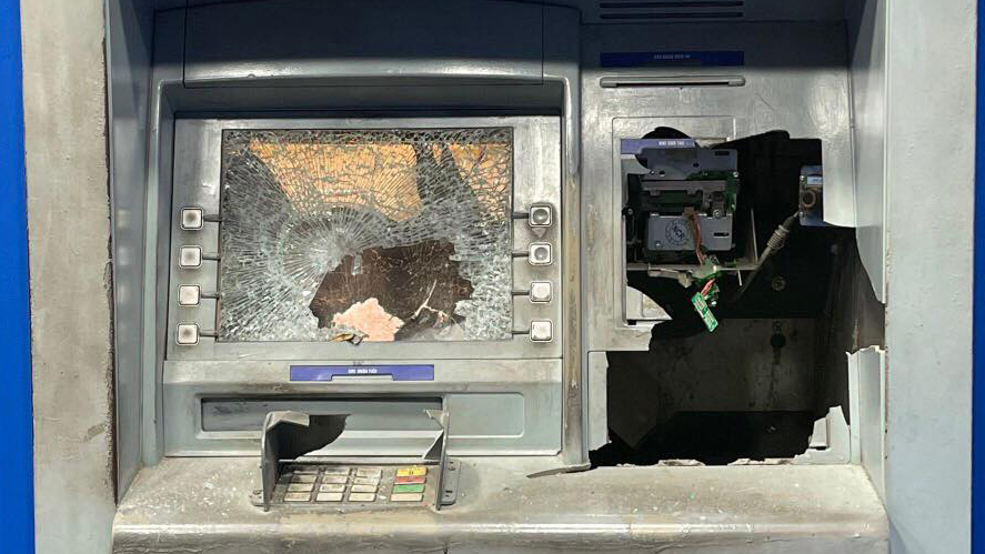 Bình Dương: Tạm giữ đối tượng dùng búa đập máy ATM vì bị trừ tiền - Ảnh 1.
