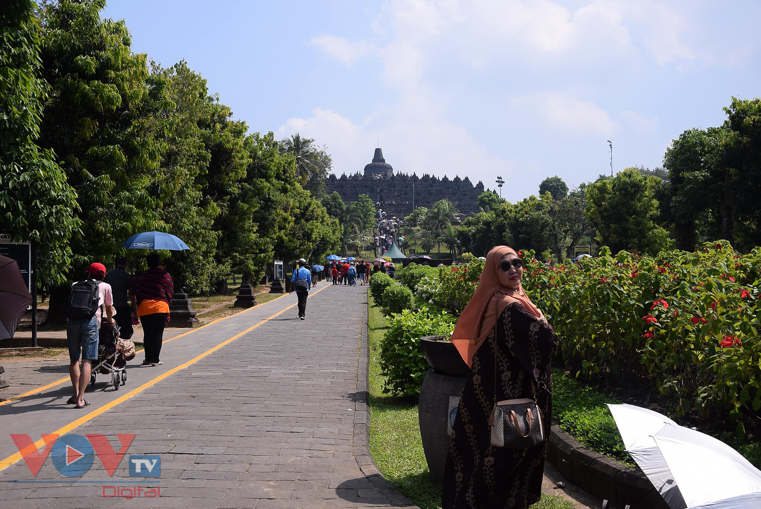 Borobudur - đền Phật giáo lớn nhất thế giới tại nước Hồi giáo Indonesia - Ảnh 1.