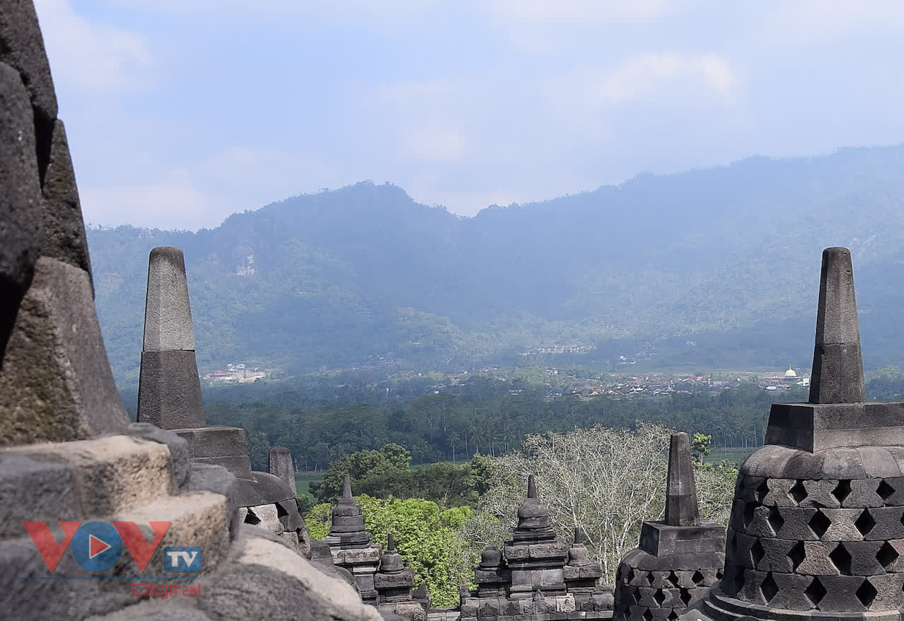 Borobudur - đền Phật giáo lớn nhất thế giới tại nước Hồi giáo Indonesia - Ảnh 2.