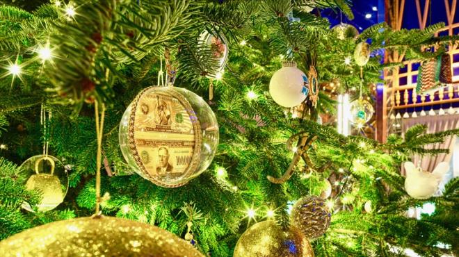 Giáng sinh 2020: Mãn nhãn những cây thông Noel bằng vàng xa xỉ - Ảnh 2.