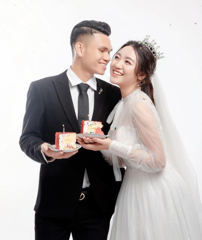 Nhan sắc vợ sắp cưới của tuyển thủ Việt Nam Phạm Xuân Mạnh - Ảnh 1.