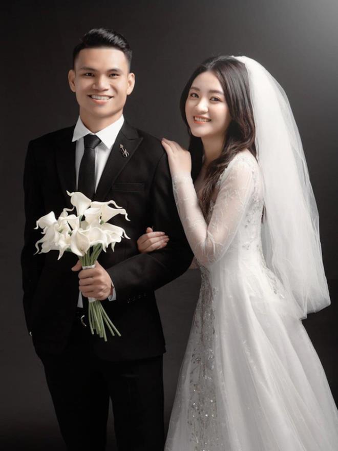 Nhan sắc vợ sắp cưới của tuyển thủ Việt Nam Phạm Xuân Mạnh - Ảnh 2.