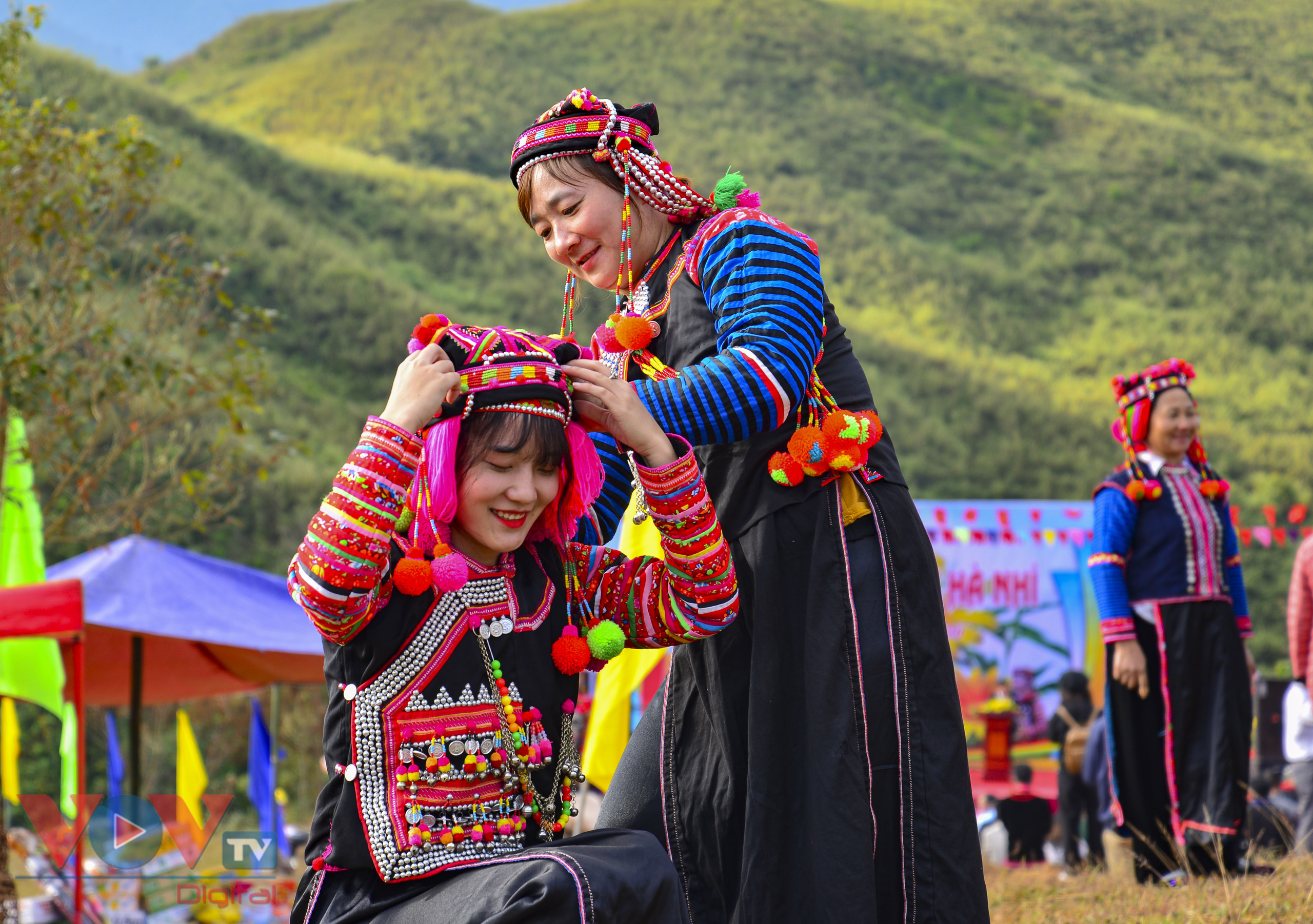 Trong ngày Tết cổ truyền Hồ Sự Chà, các thiếu nữ thường lựa chọn cho mình những bộ trang phục truyền thống đẹp nhất, mới nhất để mặc đi chúc tết, tham dự lễ hội