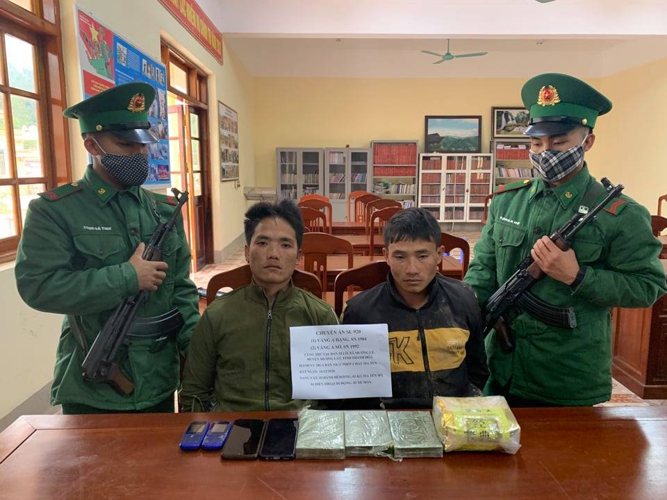 Bộ đội Biên phòng Sơn La bắt hai đối tượng mua bán trái phép 3 bánh Hêroin và 1 kg ma túy dạng đá - Ảnh 1.