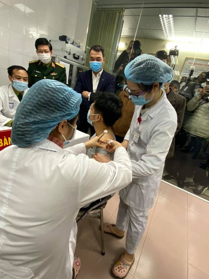 Hình ảnh ca tiêm thử nghiệm vaccine ngừa COVID-19 đầu tiên của Việt Nam - Ảnh 6.