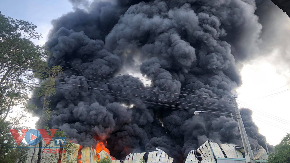 Cháy lớn tại công ty sản xuất mút xốp ở Bình Dương - Ảnh 1.