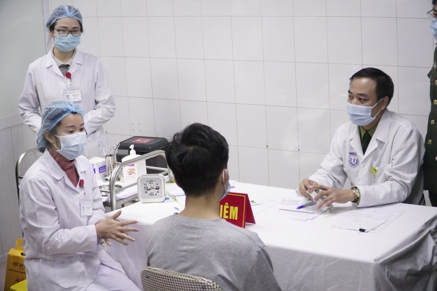 Hình ảnh ca tiêm thử nghiệm vaccine ngừa COVID-19 đầu tiên của Việt Nam - Ảnh 1.