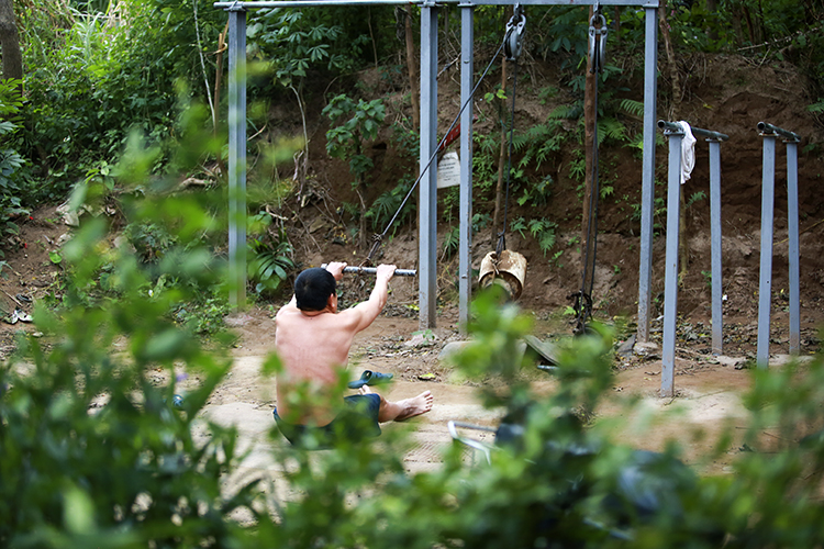 Hà Nội rét căm căm, nhiều người vẫn tắm sông Hồng rèn luyện sức khỏe - Ảnh 3.