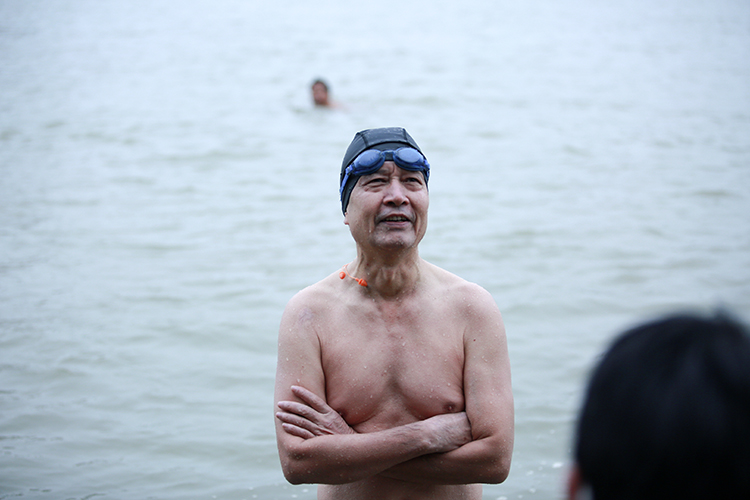 Hà Nội rét căm căm, nhiều người vẫn tắm sông Hồng rèn luyện sức khỏe - Ảnh 6.