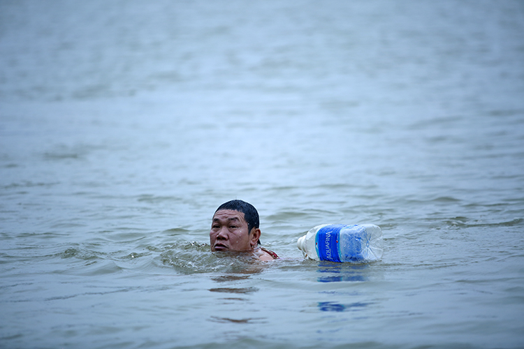 Hà Nội rét căm căm, nhiều người vẫn tắm sông Hồng rèn luyện sức khỏe - Ảnh 7.