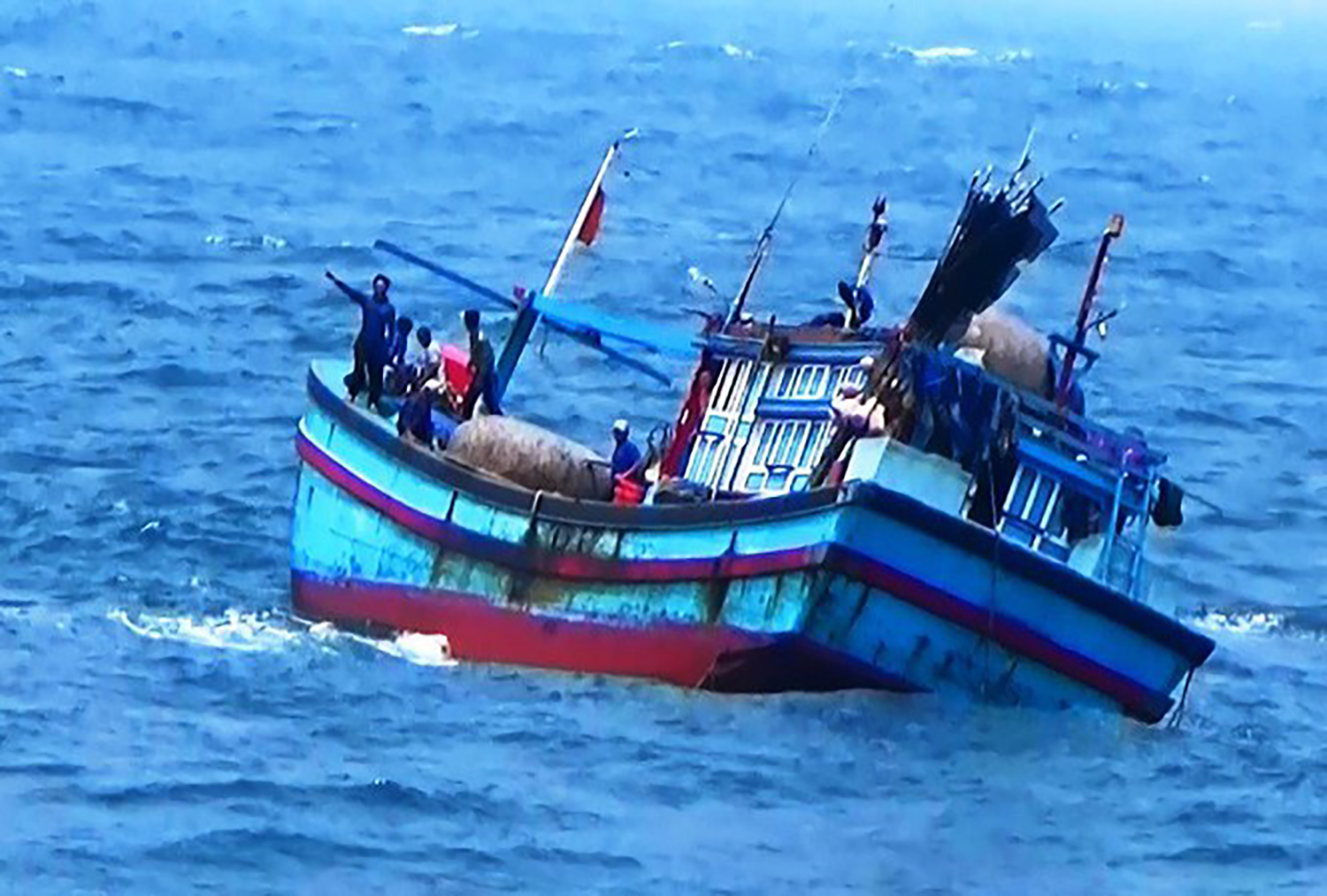 Tàu cá bị chìm 2 ngư dân mất tích trên biển ở Bình Định - Ảnh 1.