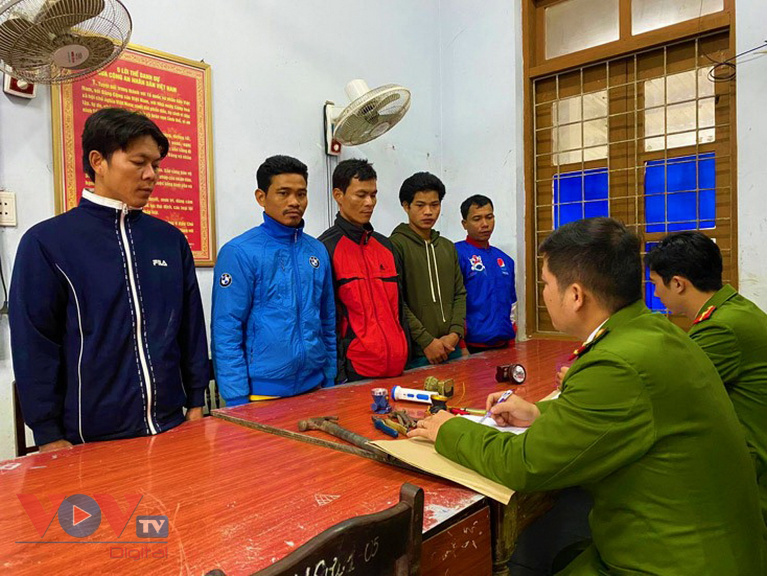 Bắt giữ nhóm người đốt cháy 5 xe máy của cán bộ bảo vệ rừng ở Quảng Bình - Ảnh 1.