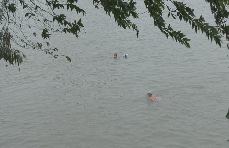 Hà Nội rét căm căm, nhiều người vẫn tắm sông Hồng rèn luyện sức khỏe - Ảnh 1.